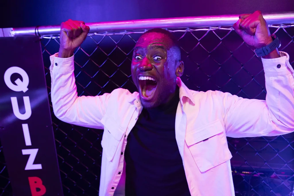 Une personne célébrant sa victoire à une partie de Quiz Boxing.