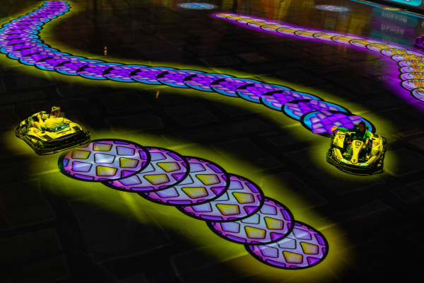 Deux personnes dans un kart lors d'une partie de BattleSnake.