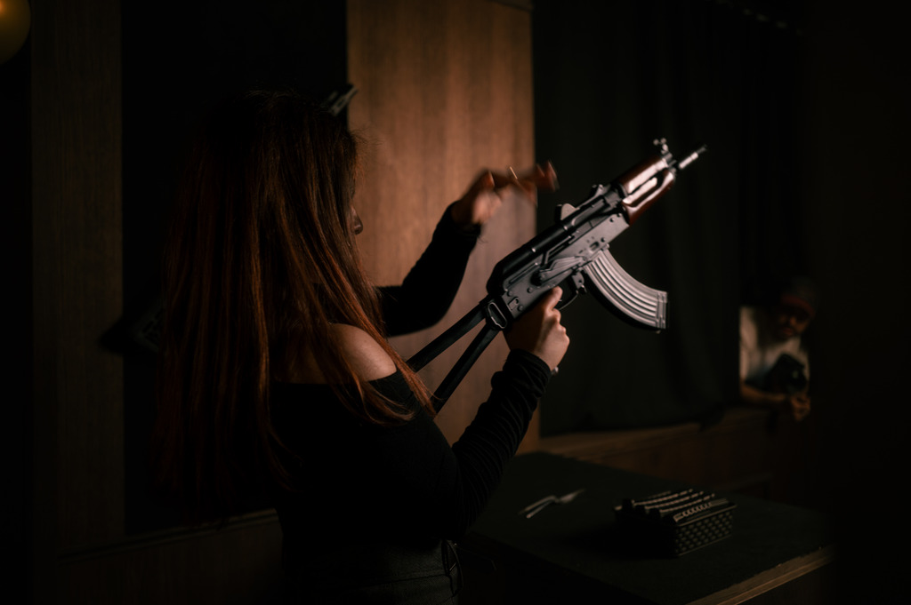 Une personne tenant une réplique 1:1 en main lors d'une partie de Shooters.