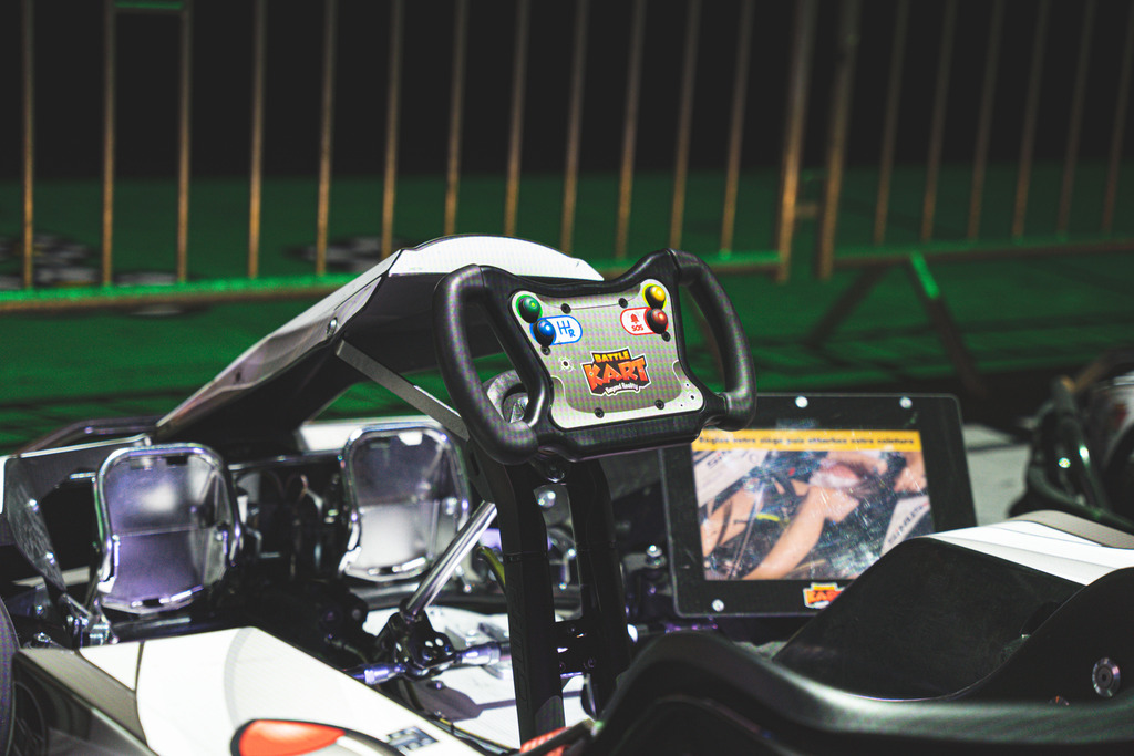 Volant et écran d'un kart de BattleKart.