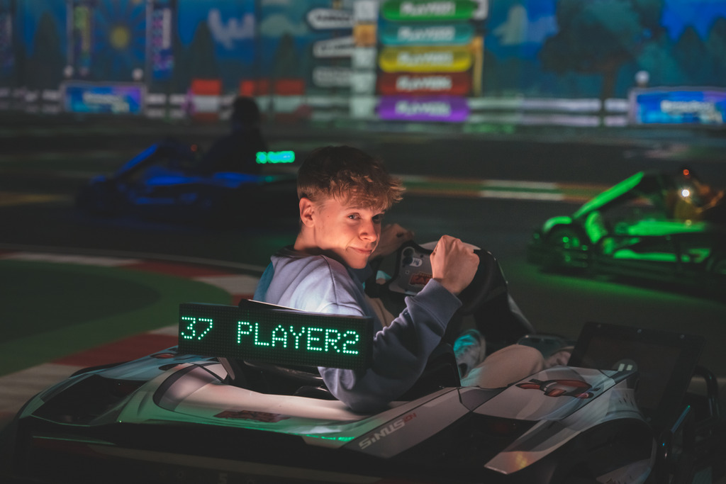 Une personne célébrant sa victoire à bord d'un kart.