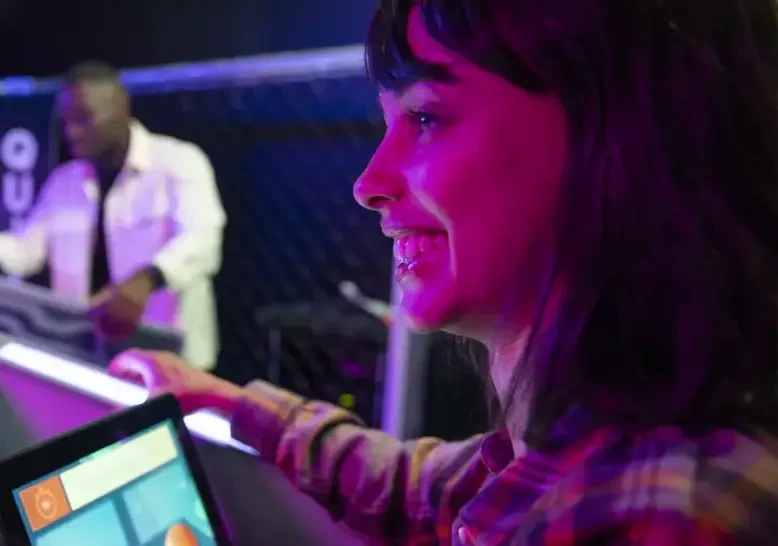 Une personne en train de sourire lors d'une partie de Quiz Boxing.