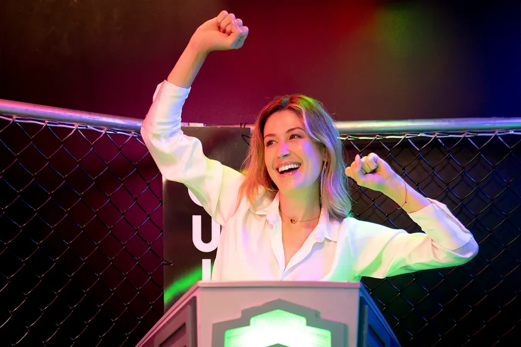 Une personne célébrant sa victoire à Quiz Boxing.