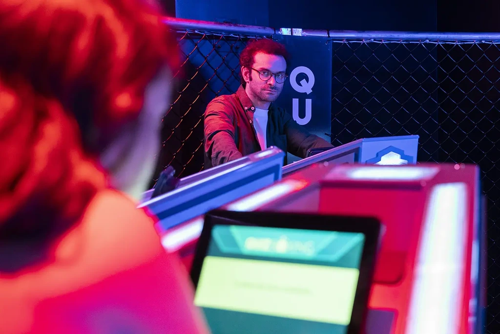 Une personne en arrière plan qui réfléchit lors d'une partie de Quiz Boxing.