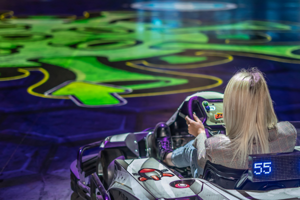 Une personne dans un kart face à un faux virus projeté au sol lors d'une partie de BattleVirus.