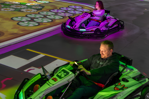 Deux personnes à bord d'un kart lors d'une partie de BattleRace.