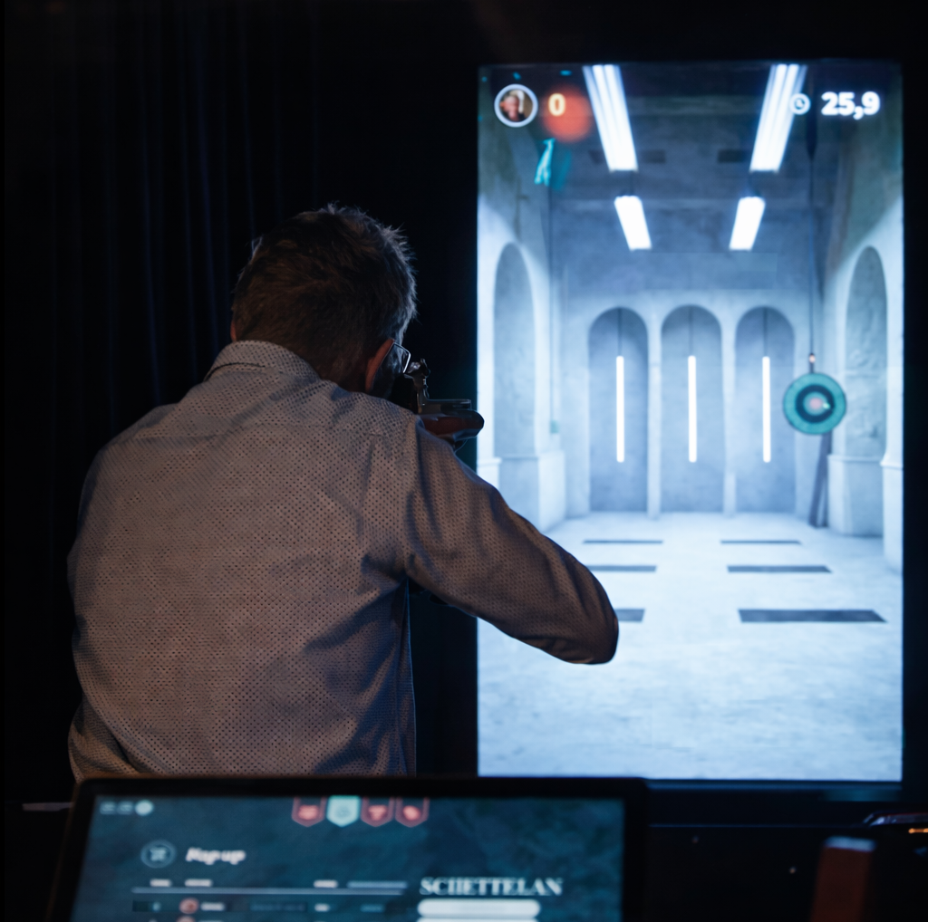 Personne qui tire sur une cible lors d'une partie de Shooters.