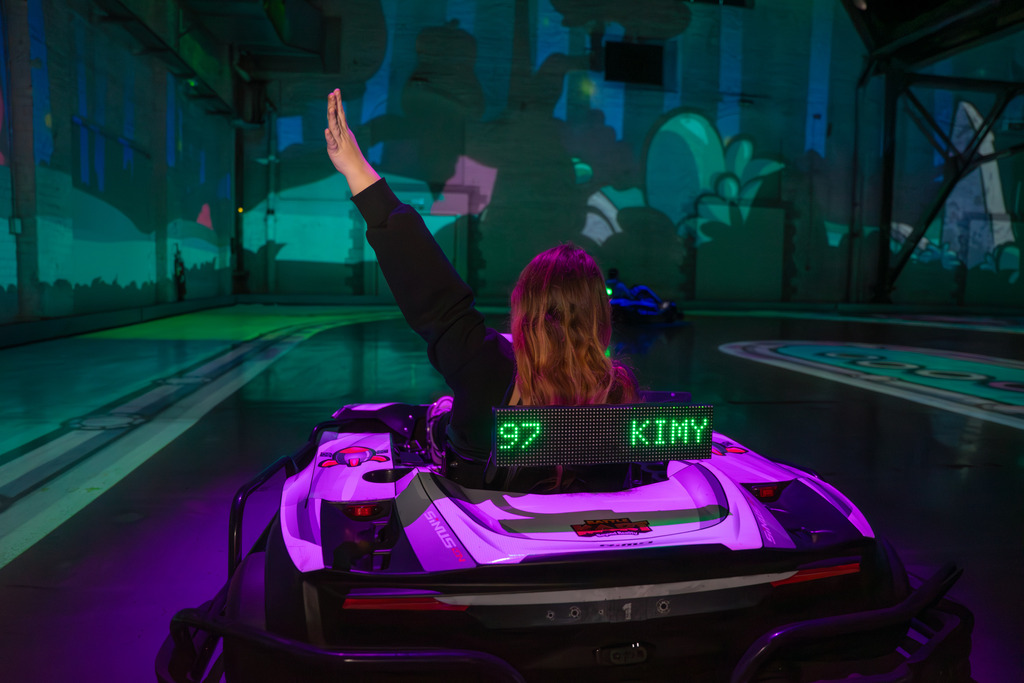 Une personne célébrant sa victoire à bord d'un kart lors d'une partie de BattleKart.